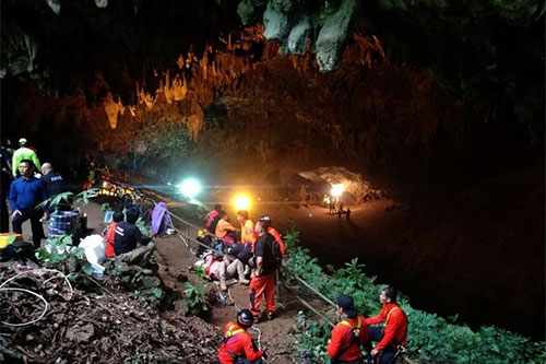 Un grupo de 12 niños continúan atrapados en una cueva en Tailandia